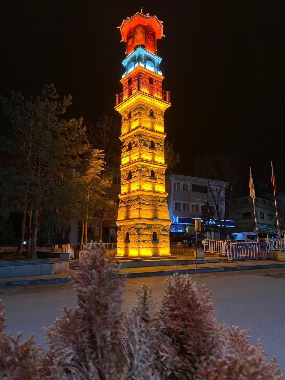 Restorasyonu tamamlanan tarihi Saat Kulesi ışıl ışıl