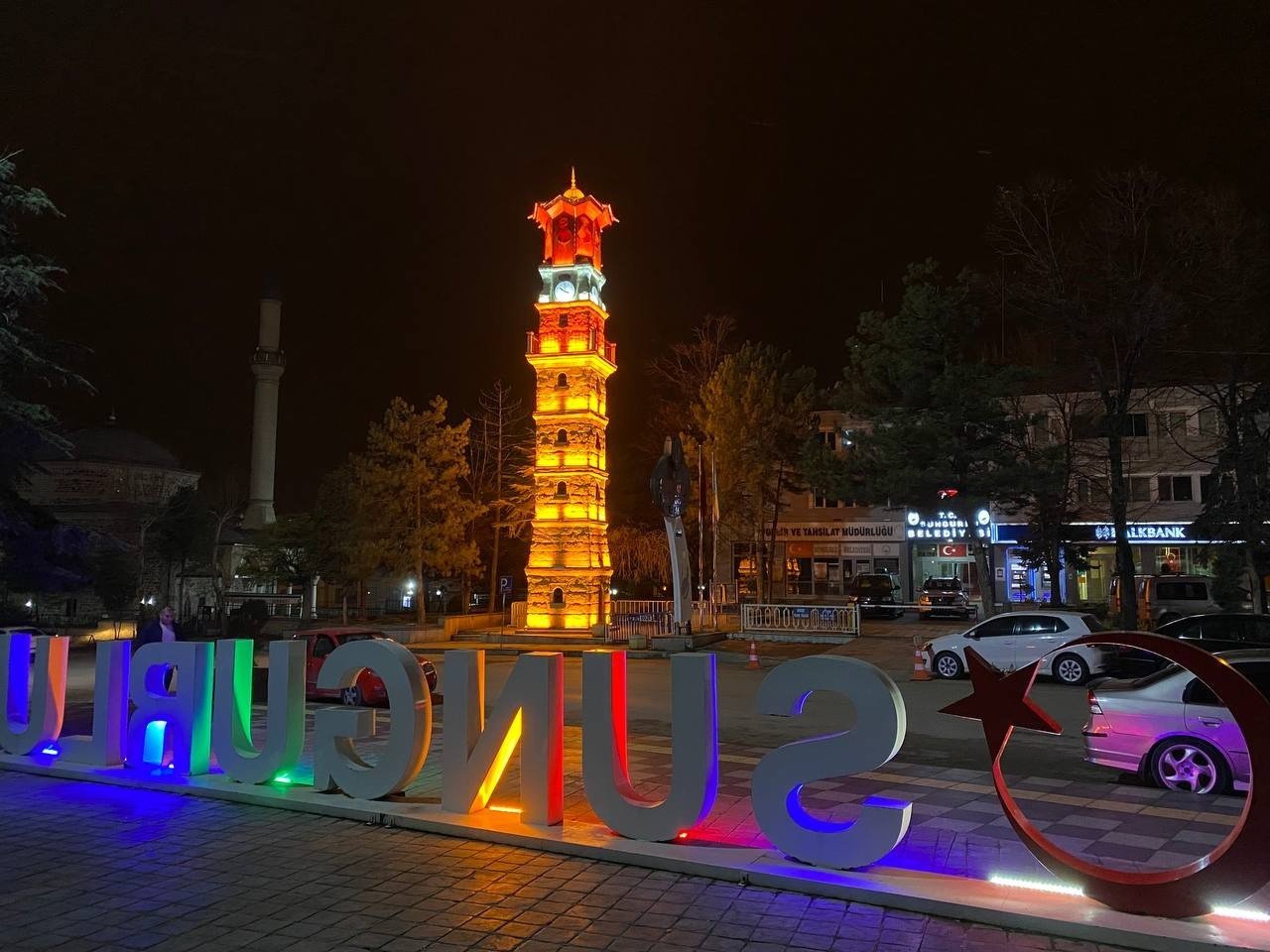 Restorasyonu tamamlanan tarihi Saat Kulesi ışıl ışıl