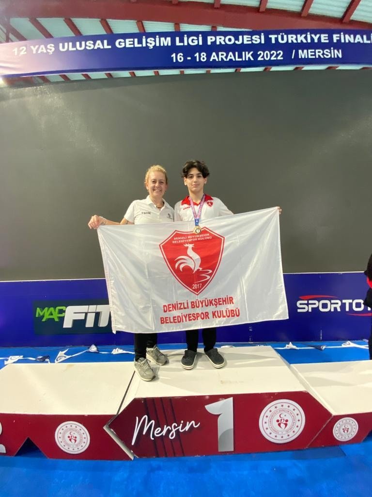 Denizlili yüzme takımı 34 madalya ile şampiyonaya damgasını vurdu