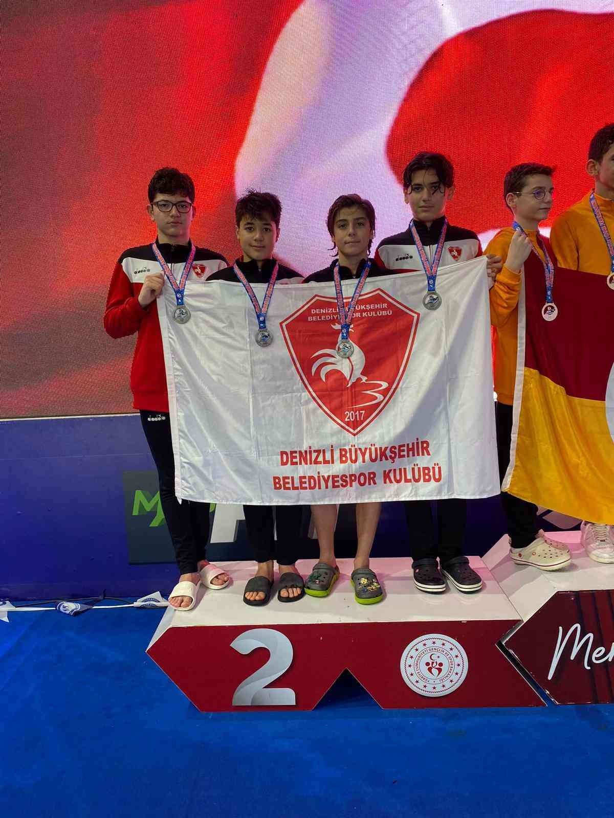 Denizlili yüzme takımı 34 madalya ile şampiyonaya damgasını vurdu