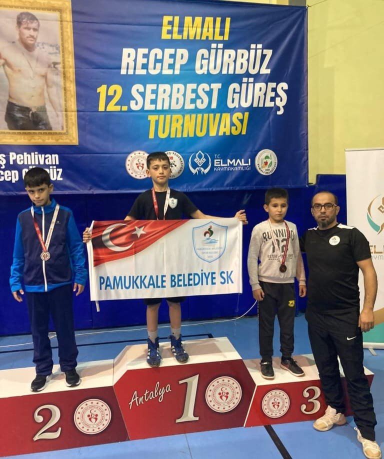 Pamukkaleli sporcular güreşte 11 madalya kazandı