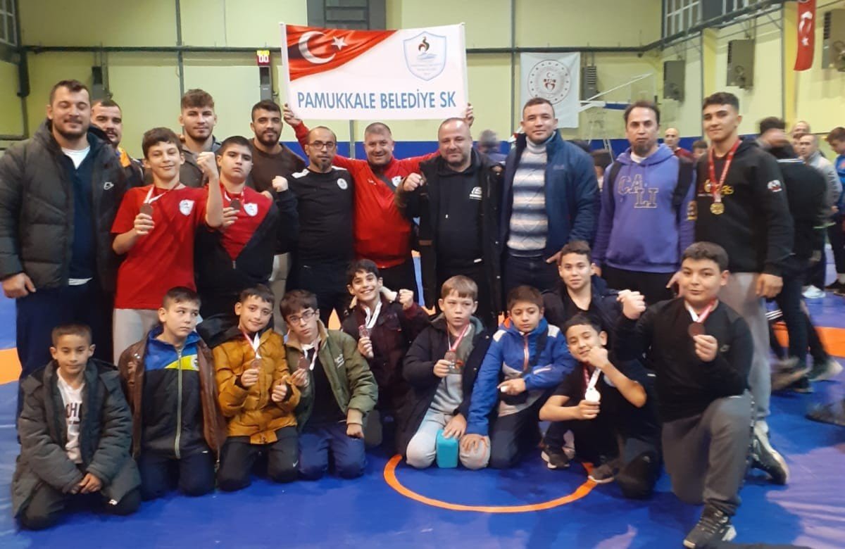 Pamukkaleli sporcular güreşte 11 madalya kazandı