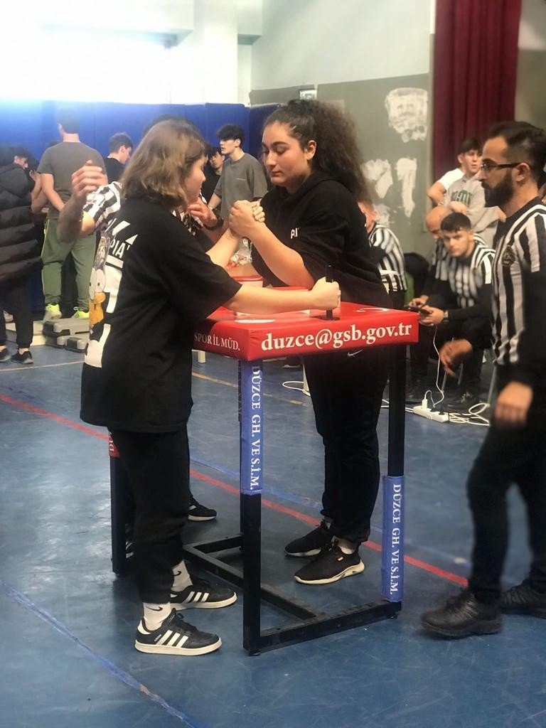 Bileklerini yarıştırdılar