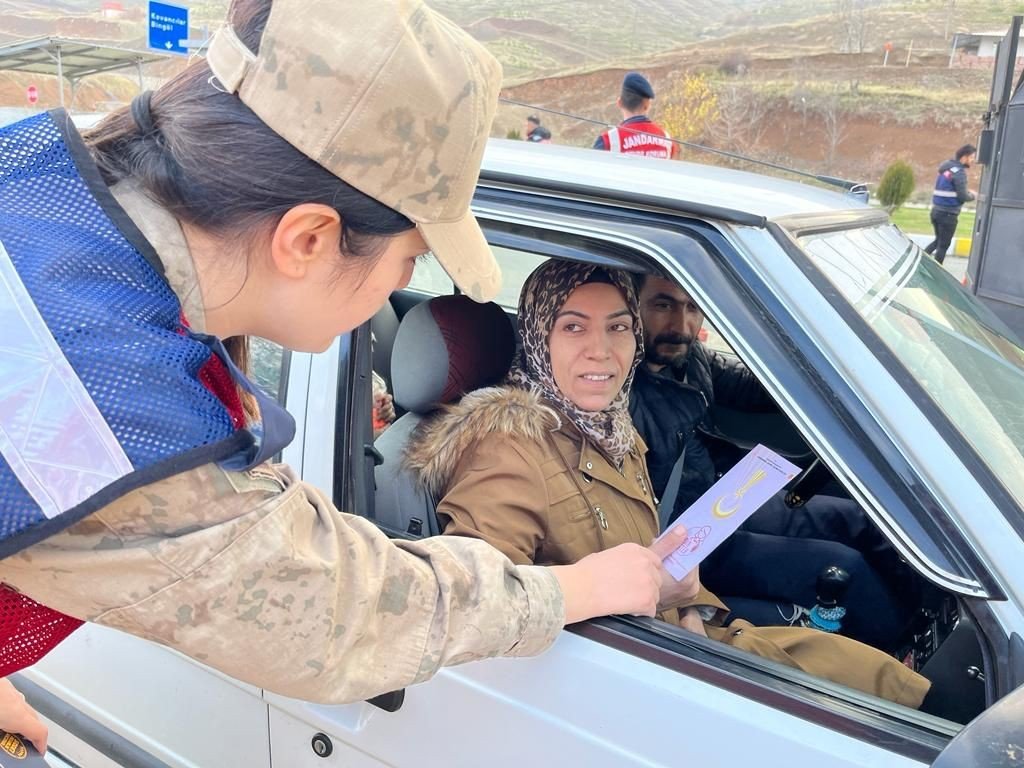 Elazığ’da jandarma ekipleri vatandaşları bilgilendirdi