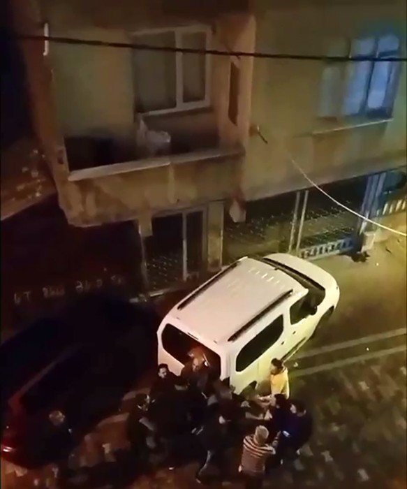 Hırsız için nöbet tutan mahalleli önce yakalayıp dövdü, sonra polise teslim etti