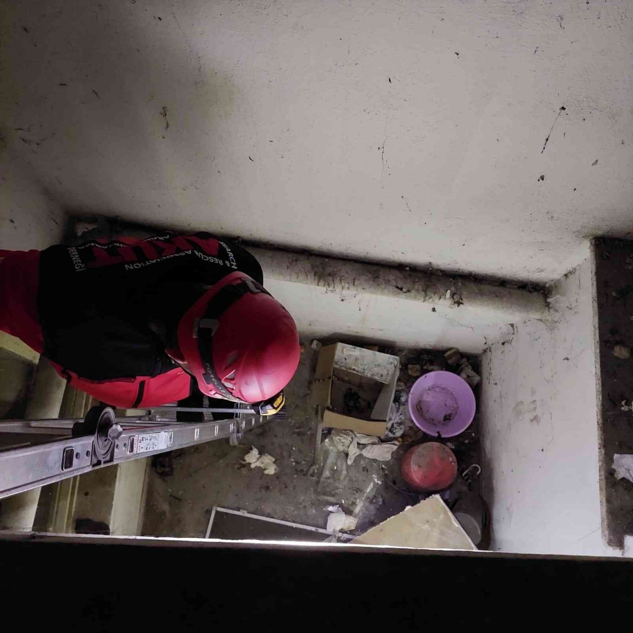 Havalandırma boşluğunda mahsur kalan kedi AKUT gönüllüleri tarafından kurtardı