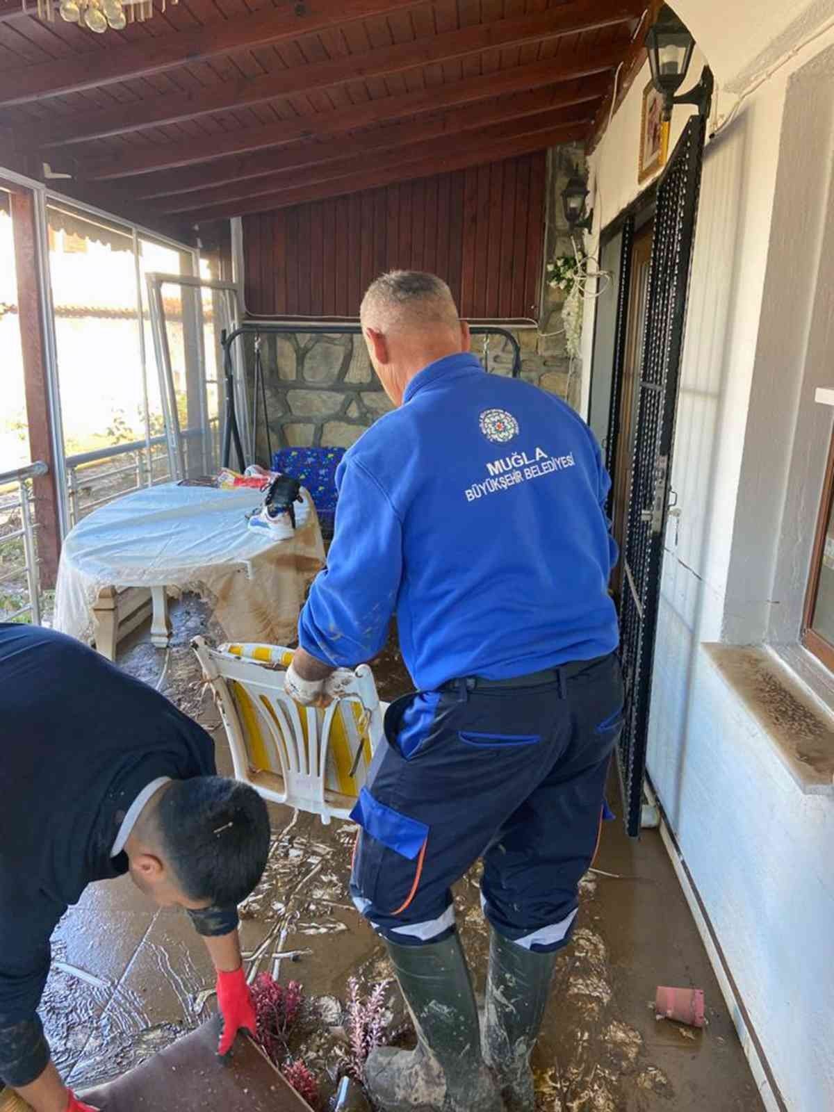 Büyükşehir ekipleri su basan evlerde temizlik yaptı