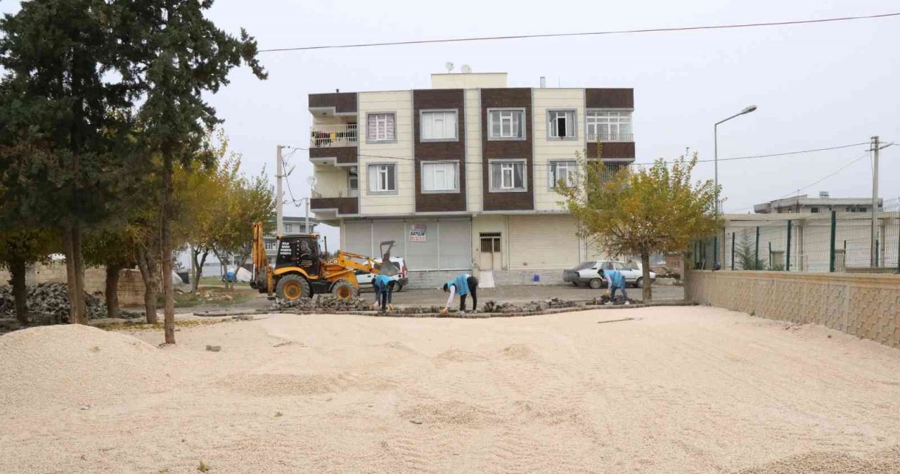 Haliliye’de yollar sıcak asfalt ve parke çalışmalarıyla yenileniyor