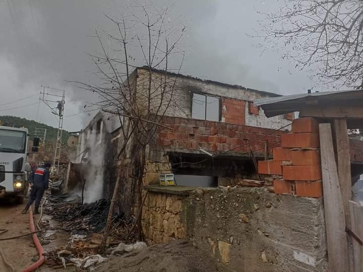 Bacadan çıkan yangında ev alevlere teslim oldu