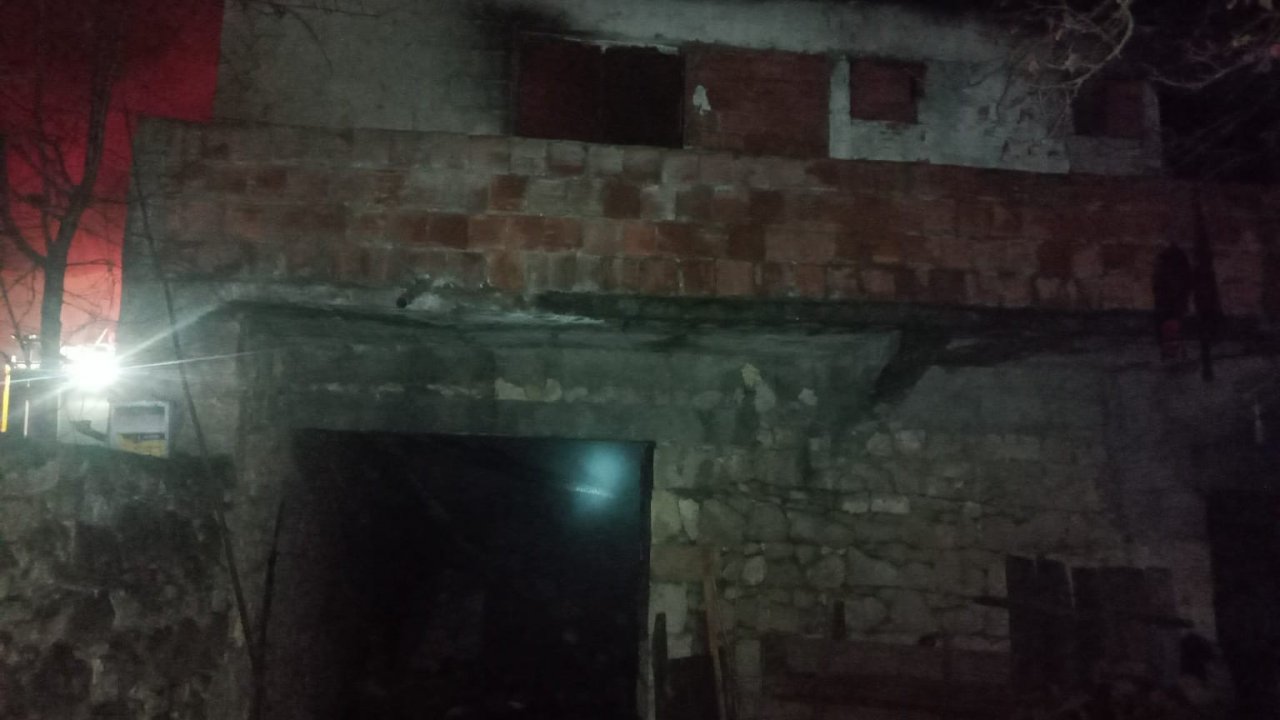 Bacadan çıkan yangında ev alevlere teslim oldu