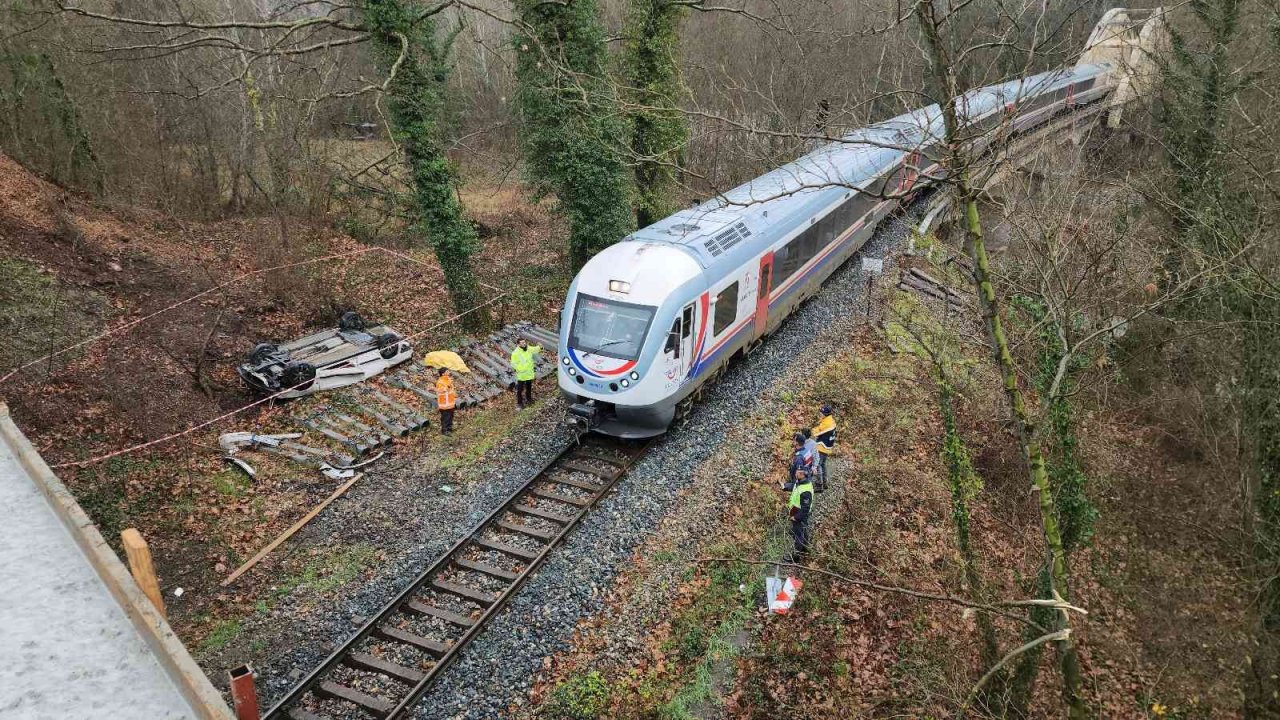 Virajı alamadı hemzemin geçide uçtu: 1 ölü