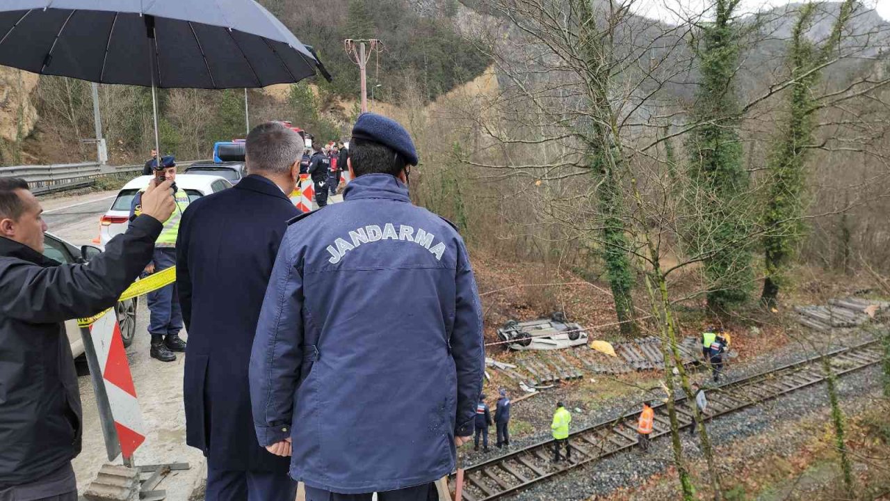 Virajı alamadı hemzemin geçide uçtu: 1 ölü