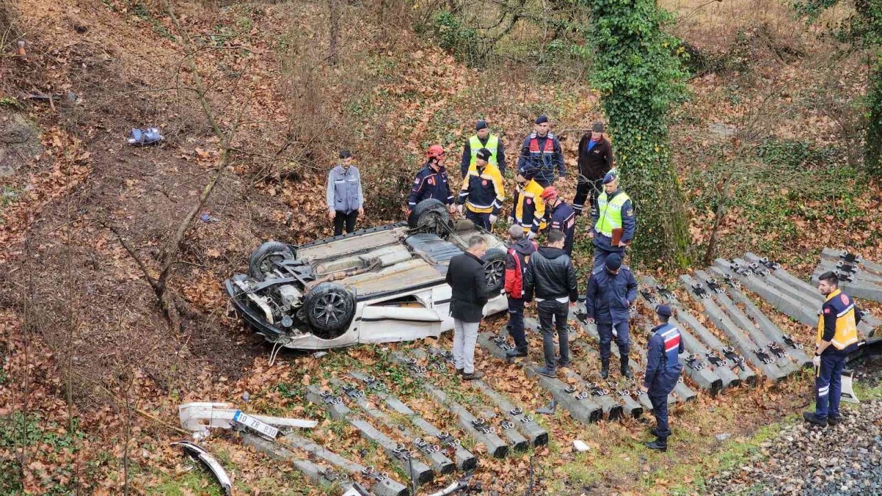 Virajı alamadı hemzemin geçide uçtu: 1 ölü