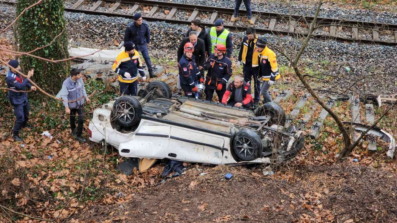 Virajı alamadı hemzemin geçide uçtu: 1 ölü