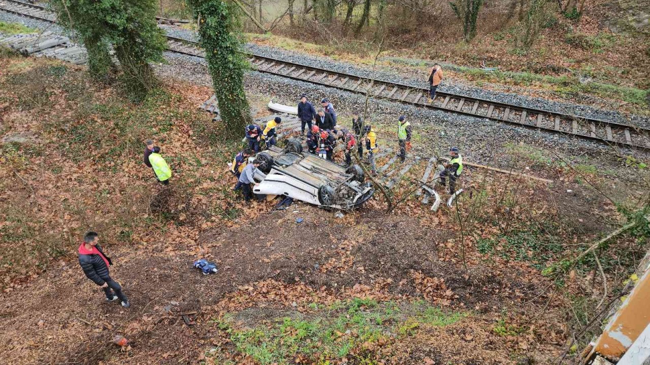 Virajı alamadı hemzemin geçide uçtu: 1 ölü