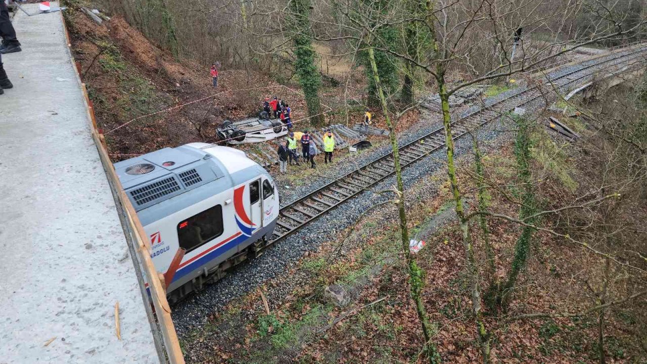 Virajı alamadı hemzemin geçide uçtu: 1 ölü