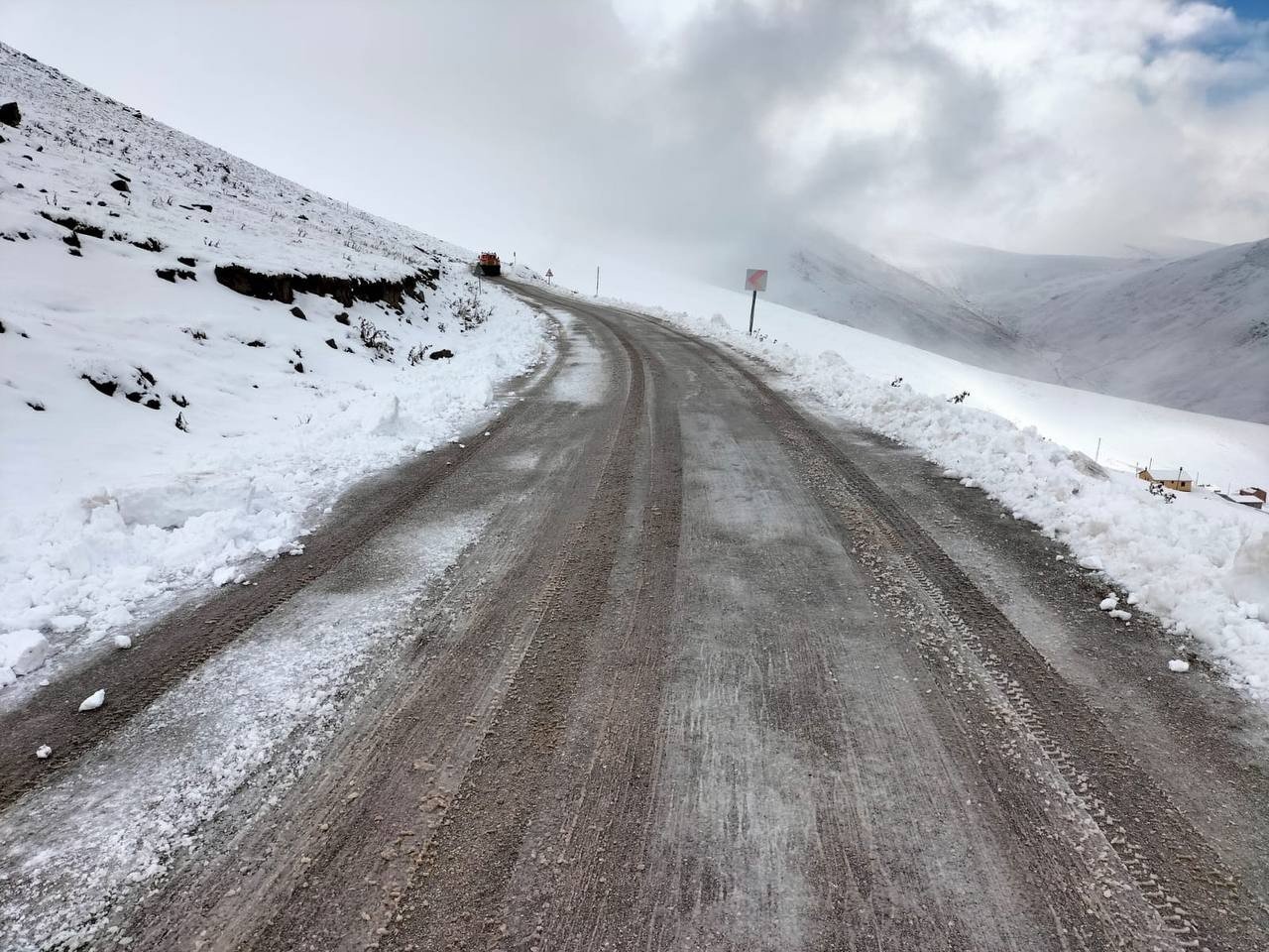 Malezya uyruklu 7 kişilik aile kar nedeniyle yolda mahsur kaldılar