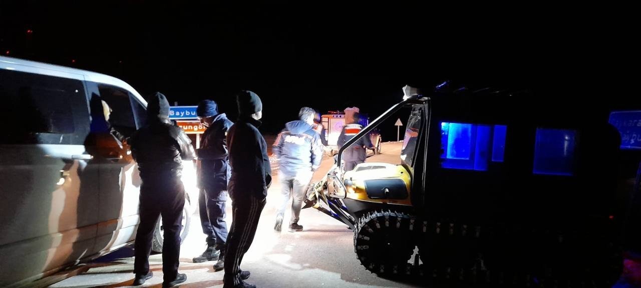 Malezya uyruklu 7 kişilik aile kar nedeniyle yolda mahsur kaldılar