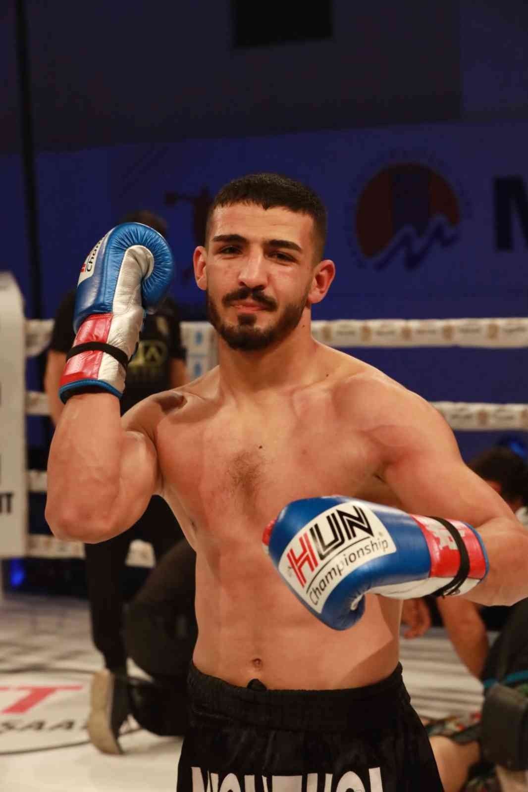 ’Demir Yumruk’ İzzettin Altunsöz, rakibini bayılttı