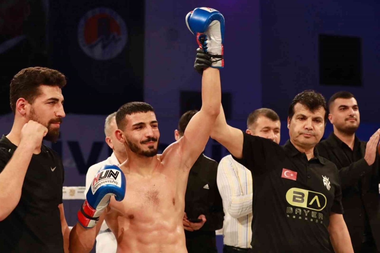 ’Demir Yumruk’ İzzettin Altunsöz, rakibini bayılttı