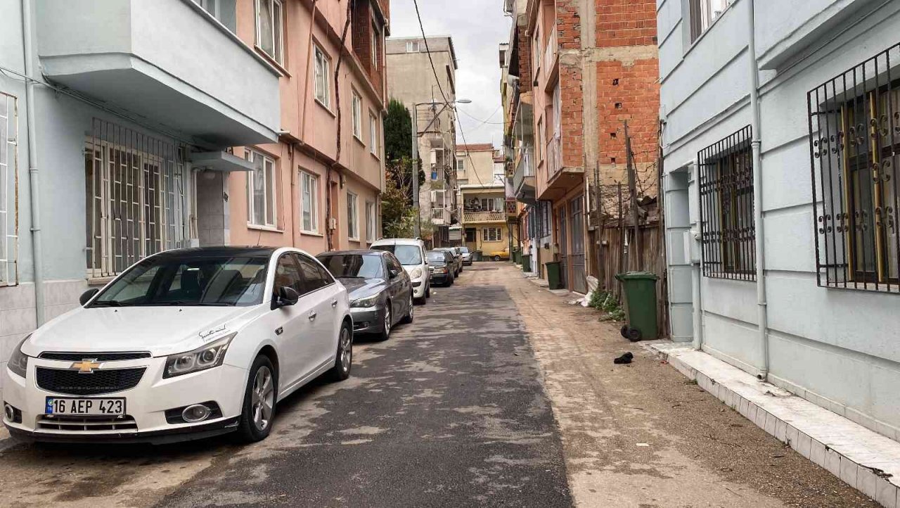 Bıçakla araçların lastiklerini patlattı, o anlar kameralarda