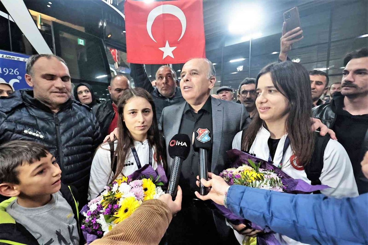 Denizli’nin şampiyon kızlarına görkemli karşılama