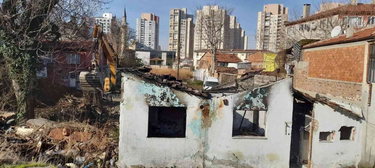 Osmangazi’de bir metruk yapı daha yıkıldı