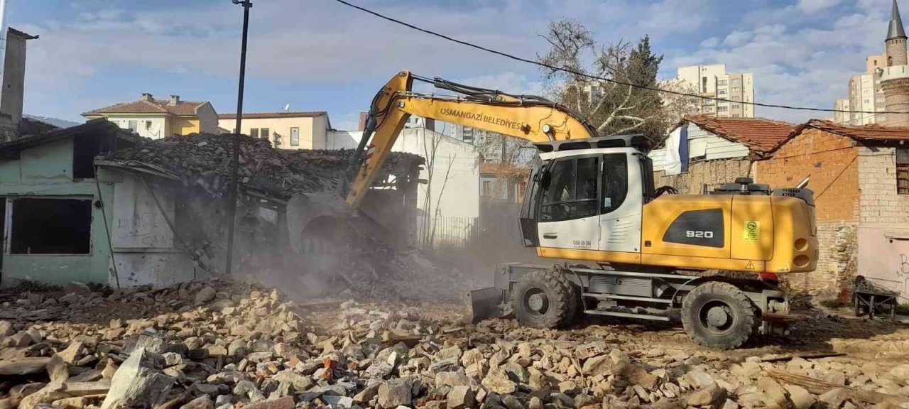 Osmangazi’de bir metruk yapı daha yıkıldı