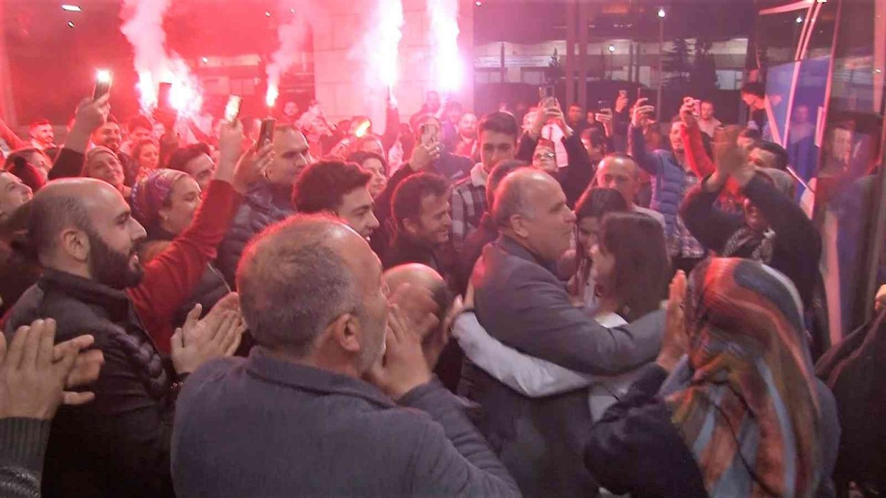 Denizli’nin şampiyon kızlarına görkemli karşılama