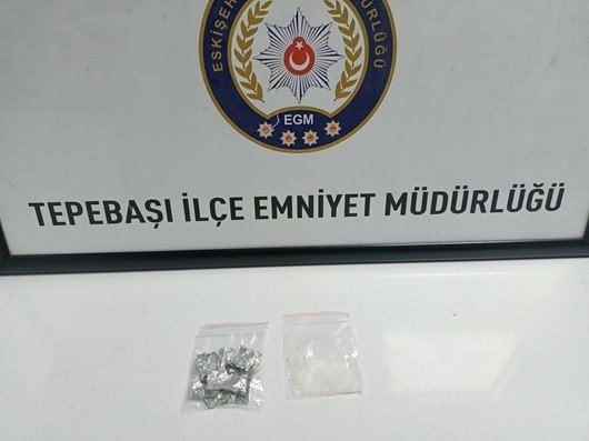 Şüpheli şahısların üzerinde uyuşturucu madde ele geçirildi