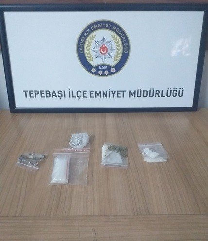 Şüpheli şahısların üzerinde uyuşturucu madde ele geçirildi