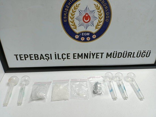 Şüpheli şahısların üzerinde uyuşturucu madde ele geçirildi