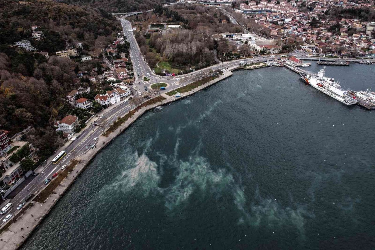 Fırtına ile Sarıyer sahillerinde oluşan ilginç görüntü dron kamerasına yansıdı