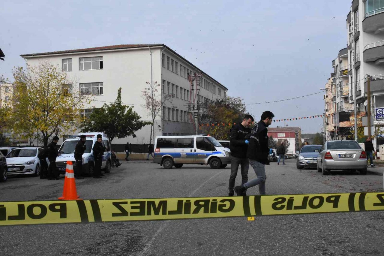 Sokak ortasında silahlı saldırıya uğrayan kişi hayatını kaybetti