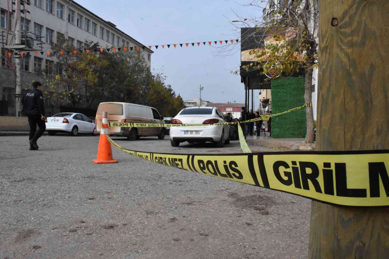 Sokak ortasında silahlı saldırıya uğrayan kişi hayatını kaybetti