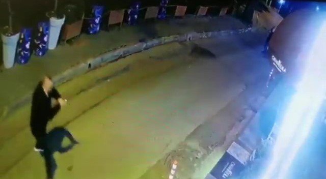 Anlaşmazlığa düşen valeler sokak ortasında birbirlerine kurşun yağdırdı