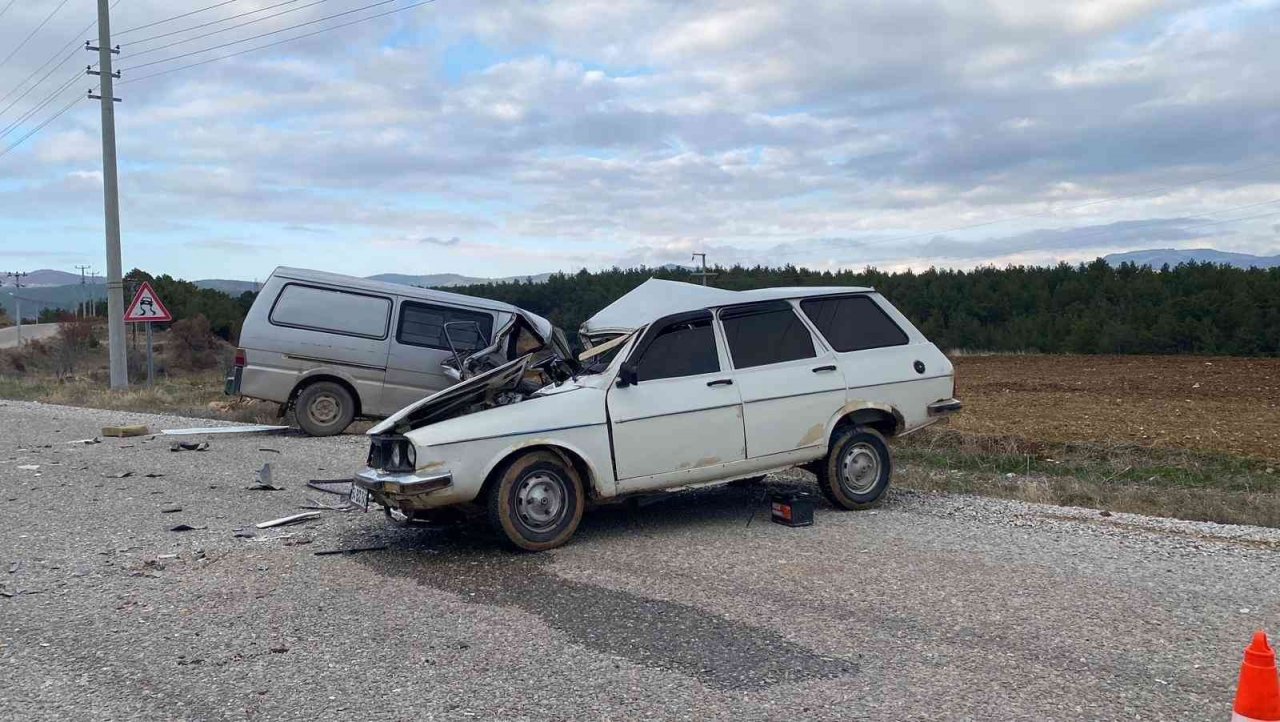 Kamyonetle otomobilin çarpıştığı kazada sürücüler yaralandı