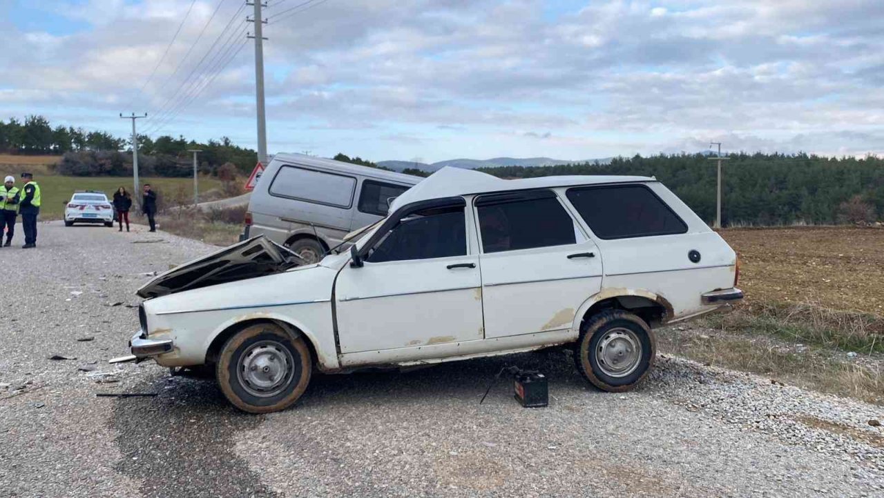 Kamyonetle otomobilin çarpıştığı kazada sürücüler yaralandı