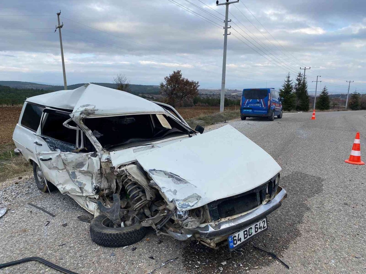 Kamyonetle otomobilin çarpıştığı kazada sürücüler yaralandı
