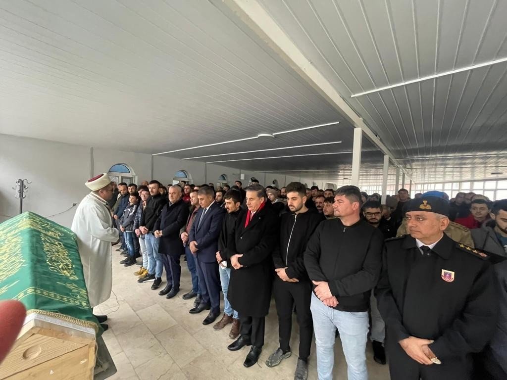 Maden kazasında hayatını kaybeden işçi köyünde toprağa verildi