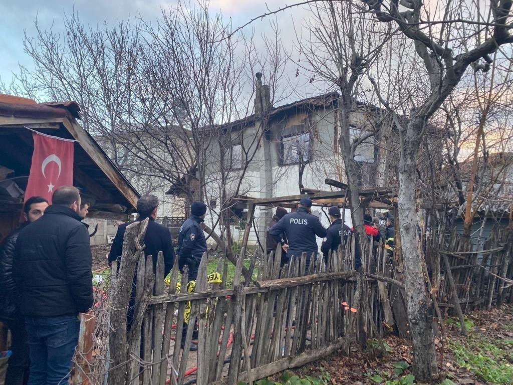 İki katlı ahşap evde çıkan yangında 94 yaşındaki yaşlı adam hayatını kaybetti