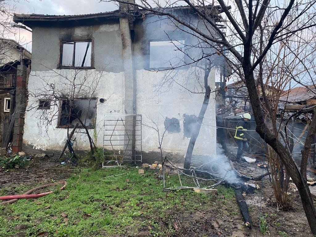 İki katlı ahşap evde çıkan yangında 94 yaşındaki yaşlı adam hayatını kaybetti