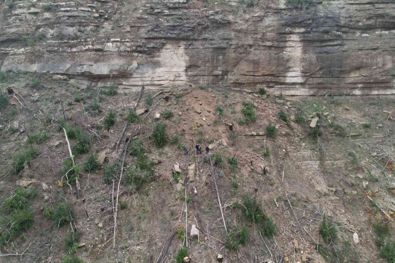 70 metrelik kayalıklardan düşen adamı jandarma dron ile buldu