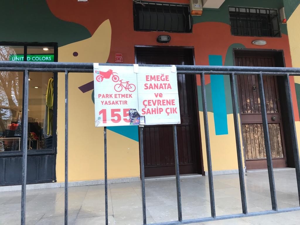 Park alanında bulunan “Yasak” tabelası kafaları karıştırıyor