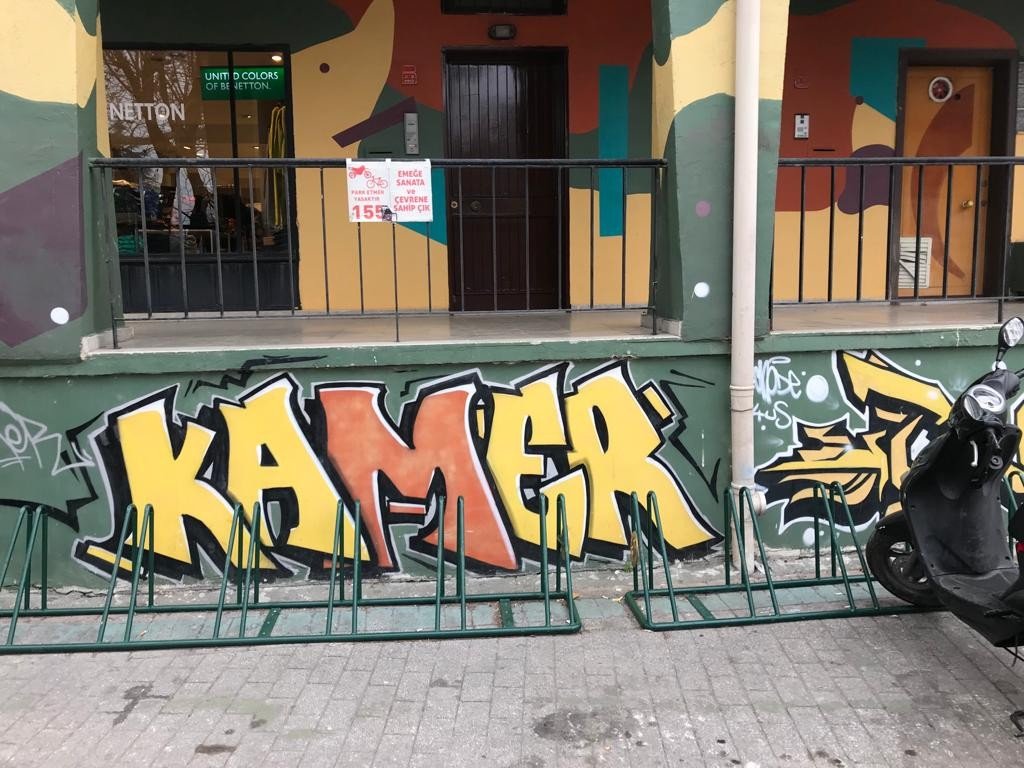 Park alanında bulunan “Yasak” tabelası kafaları karıştırıyor