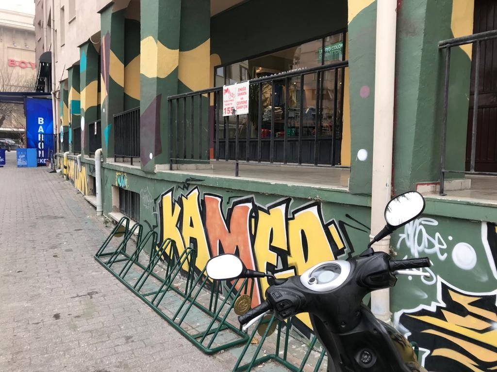 Park alanında bulunan “Yasak” tabelası kafaları karıştırıyor