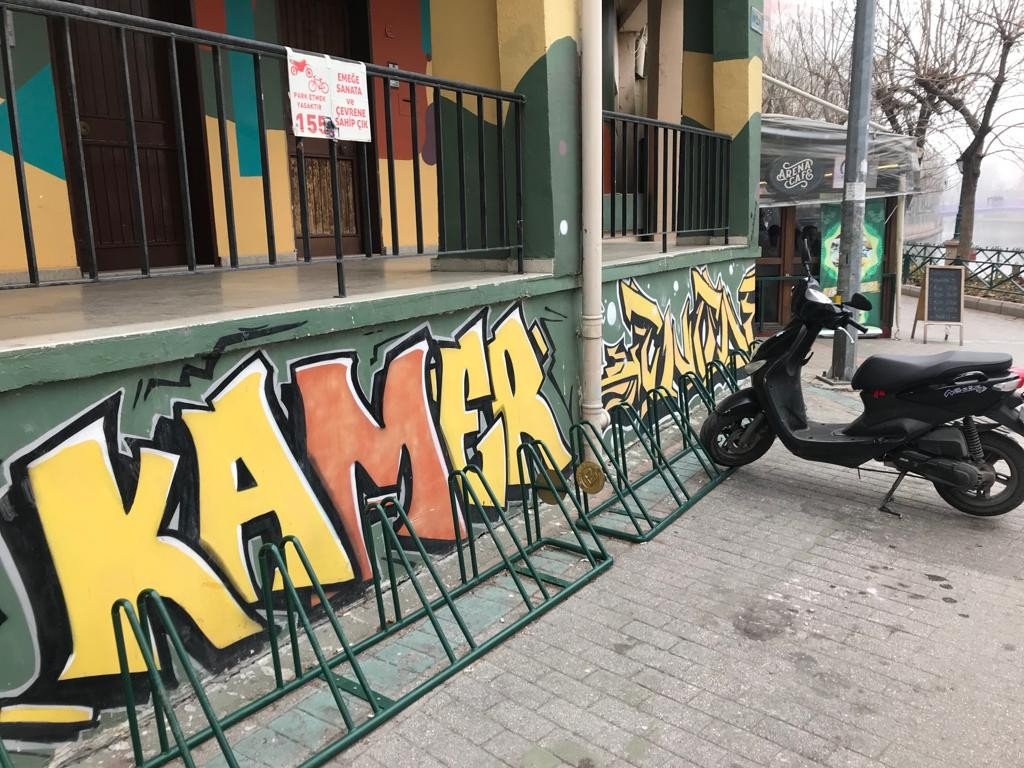 Park alanında bulunan “Yasak” tabelası kafaları karıştırıyor