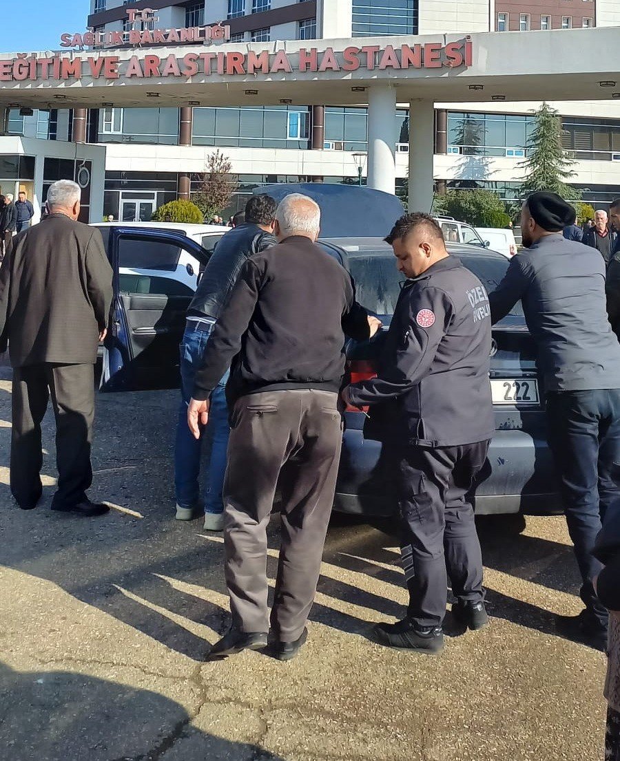 Alev alan otomobili hastanenin güvenlik görevlileri söndürdü