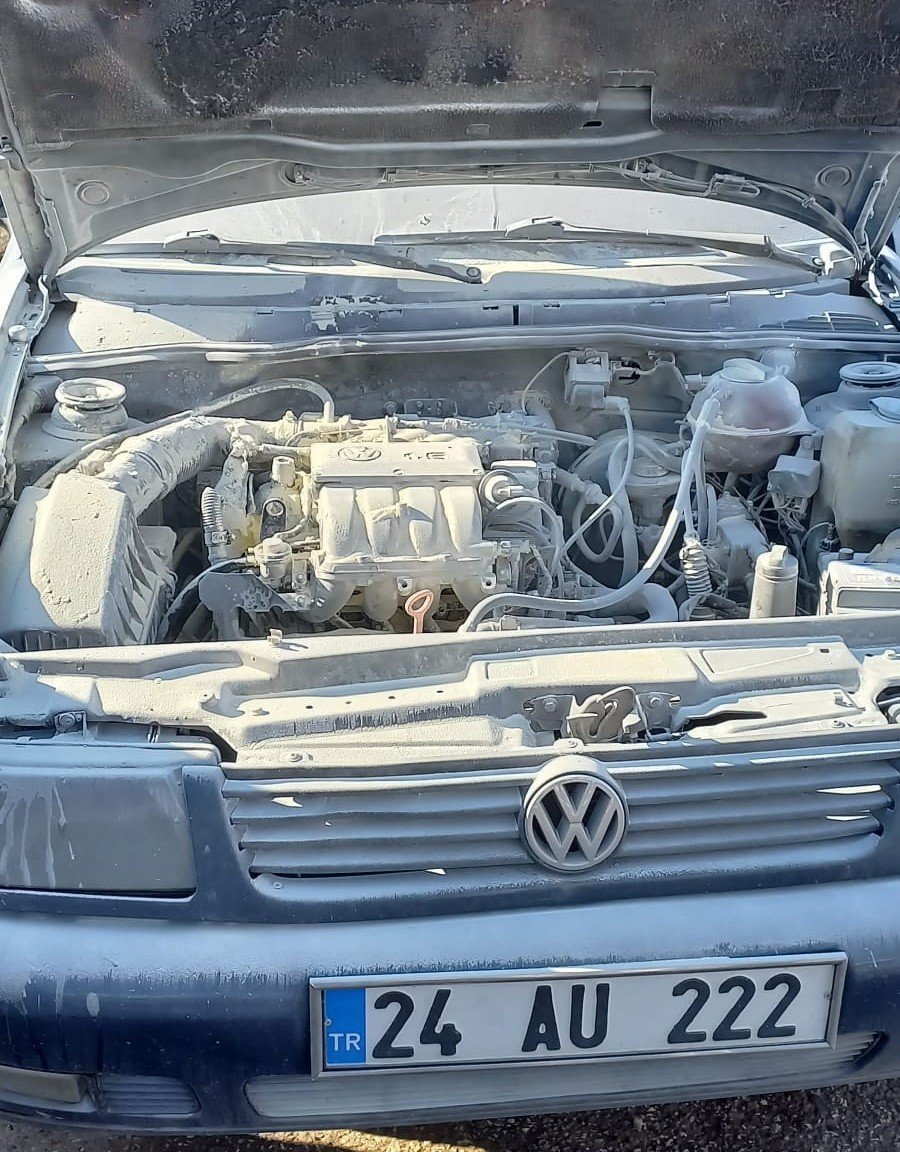 Alev alan otomobili hastanenin güvenlik görevlileri söndürdü