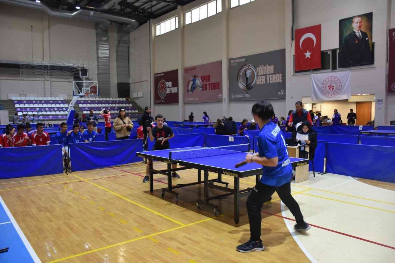 Masa tenisi müsabakaları 110 sporcunun katılımıyla başladı
